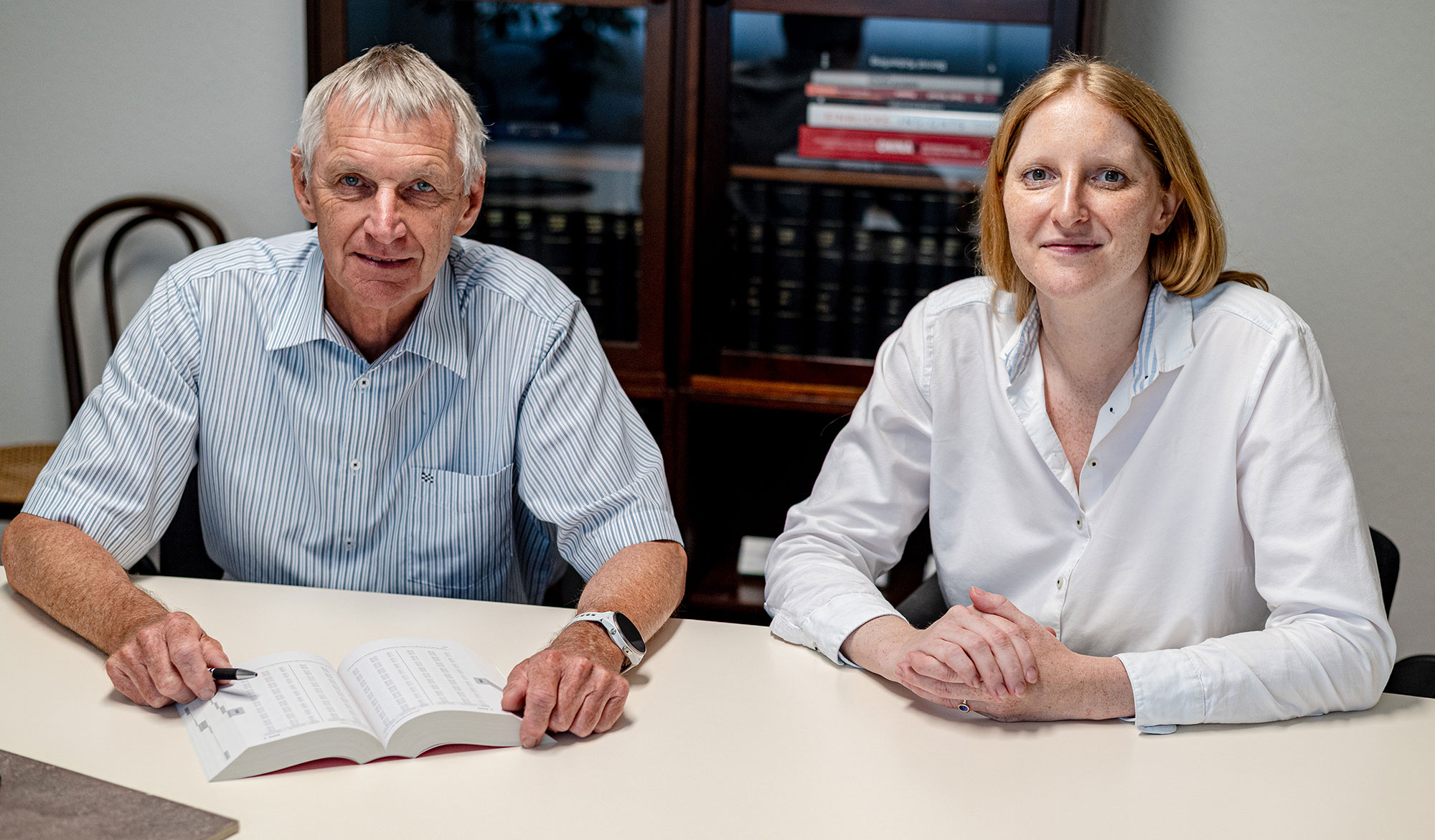 Herr Fliege und Frau Fliege sitzen in der Kanzlei